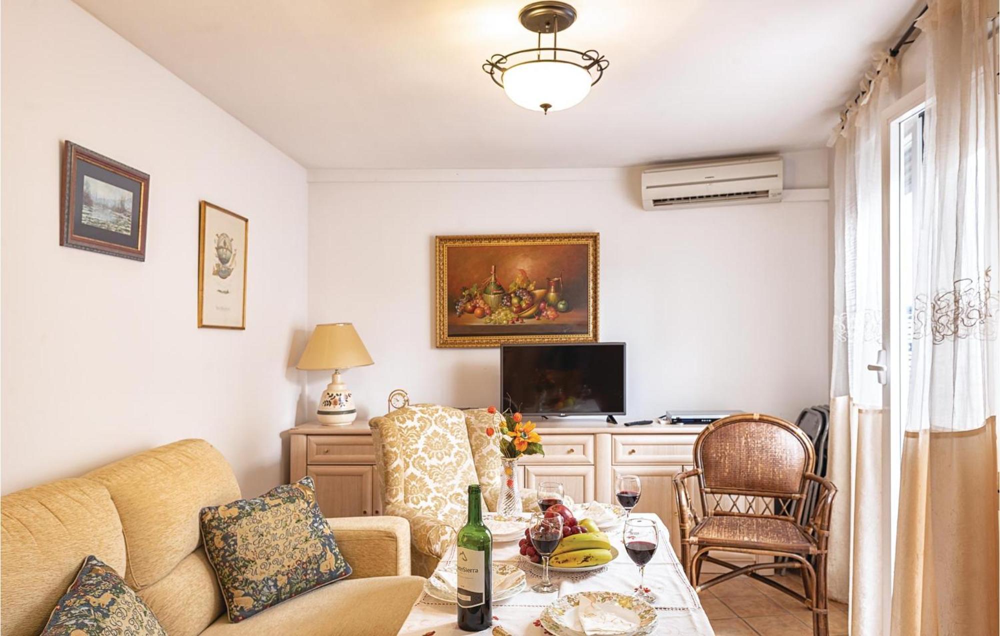 Beautiful Apartment In Cordoba With Kitchenette Exterior foto